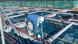 屋根施工中